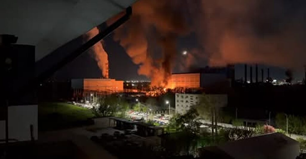 ISUBIF stinge un incendiu la CET Vest din Capitală după ce două transformatoare electrice au luat foc