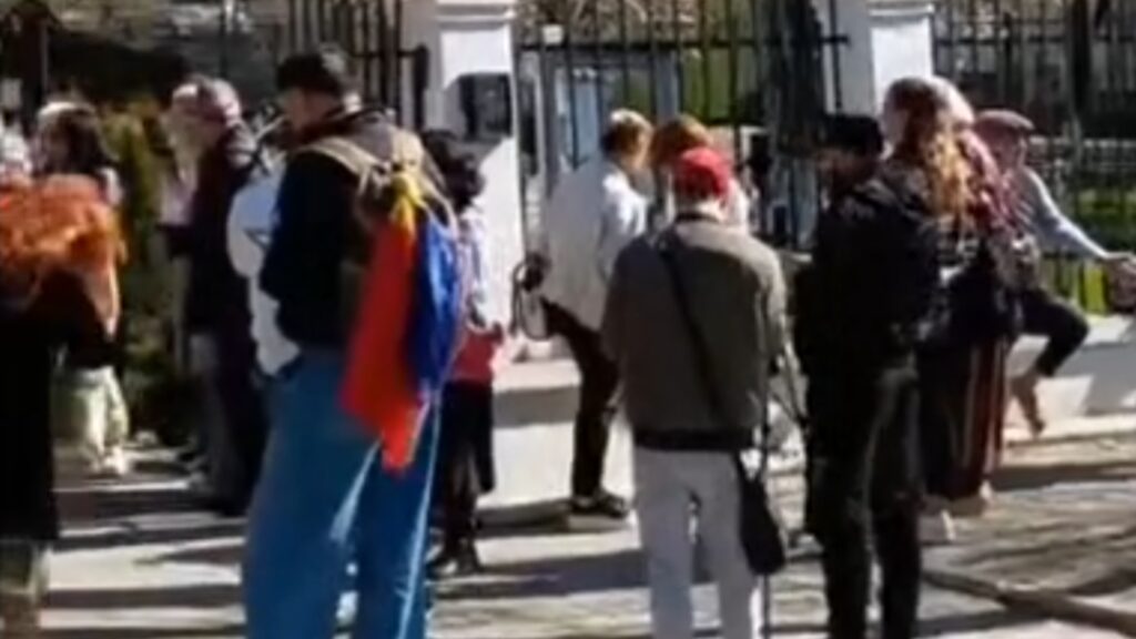 Dezinformați în conștiință: câțiva fani Călin Georgescu au fost azi la Buftea crezând că se mai ține controlul judiciar