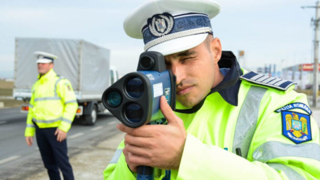 Fie ca lumina să îi dea carnetul înapoi! O șoferiță a condus cu 176 km/h ca să nu i se ardă cozonacii în cuptor