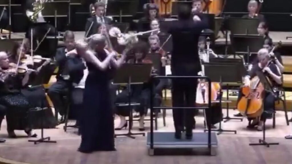 VIDEO / Un dirijor prea energic, aproape să distrugă o vioară de peste un milion de euro