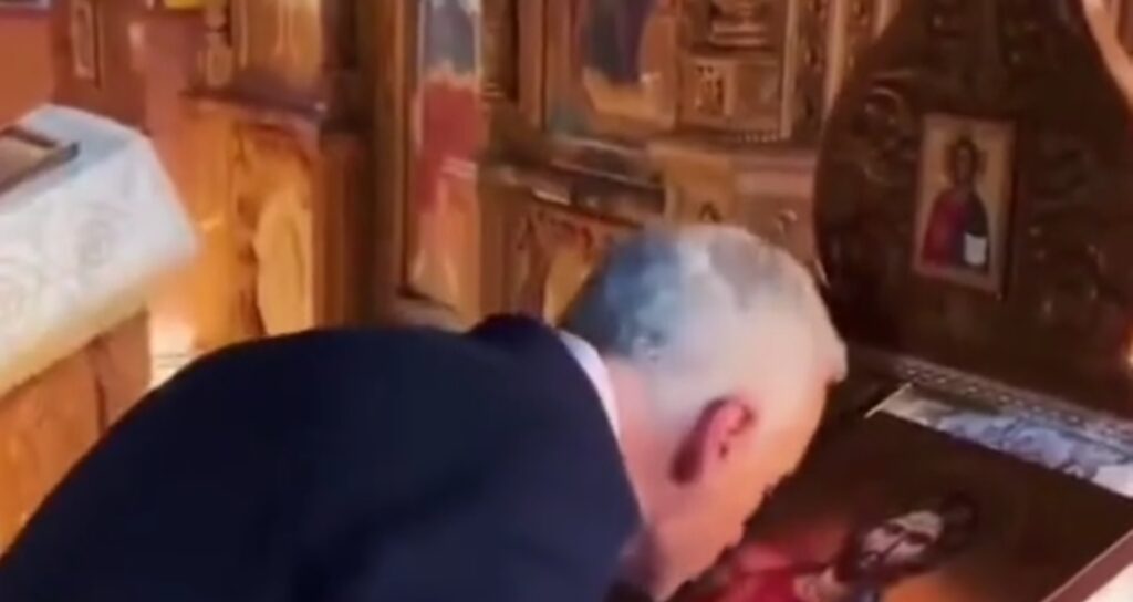Președintele ales Călin Georgescu a pupat cardul făcător de minuni