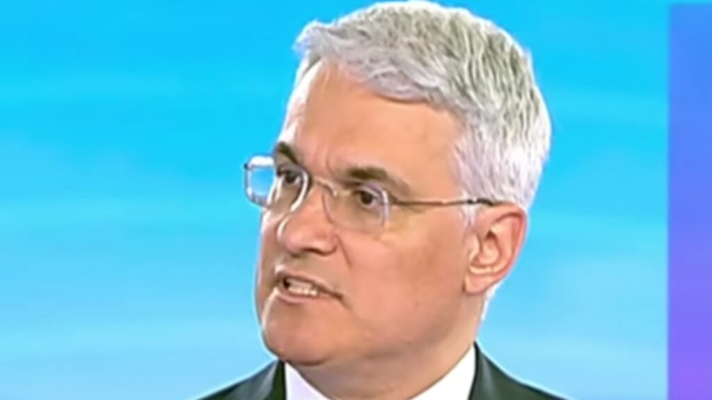 Ministrul Fondurilor Europene susține că este întreținut de sotie. Adică nici acasă nu poate accesa bani fără aprobare…