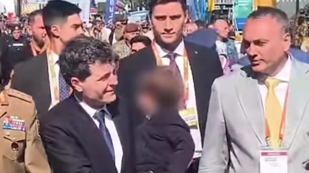 Nicușor Dan și-a luat fiul de 4 ani la expoziția „Black Sea Defense, Aerospace and Security”. Vrea să îl facă militar, că din matematică se trăiește greu
