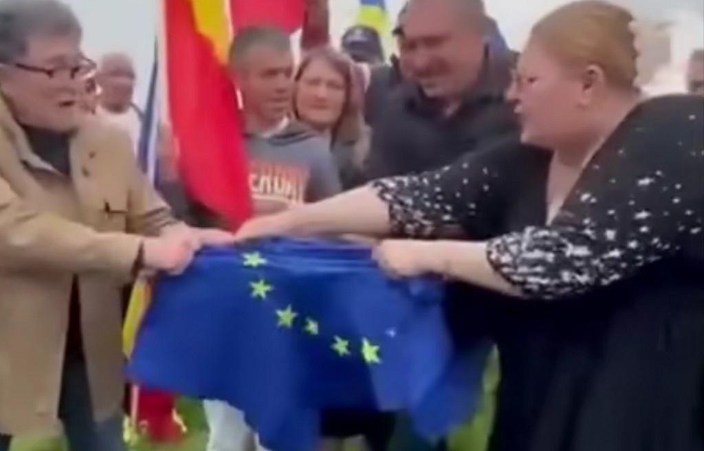 Diana Șoșoacă a rupt steagul UE de Ziua Europei – semn că plesnește de sănătate, fizic și nu numai