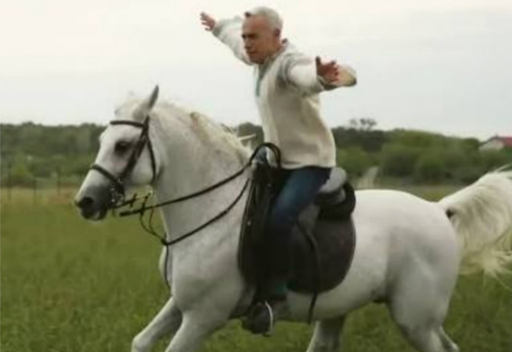Călin Georgescu s-a întors de la Muntele Athos cu un cal pus la dispoziție de Tezaur folcloric