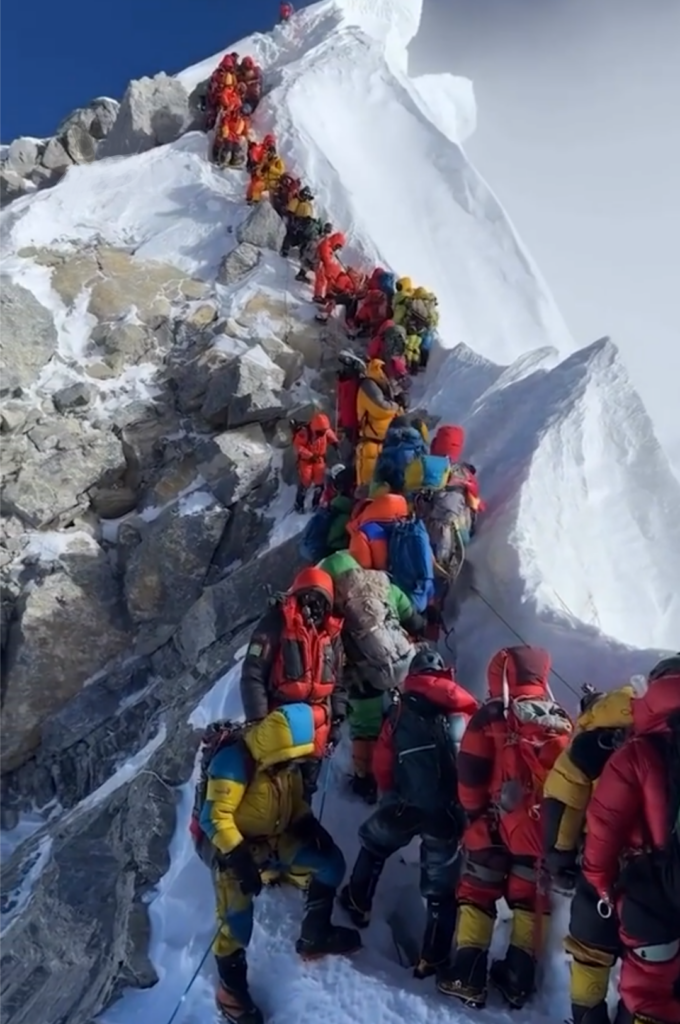 Se stă la coadă pe Everest de parcă în vârf ar fi un ghișeu ANAF