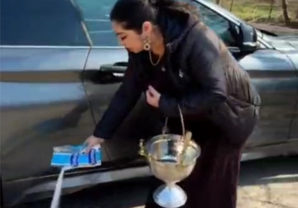 Sfaturi de la vrăjitoare: ca să îți vinzi mașina mai ușor, dă cu zahăr și cu agheasmă in jurul ei, iar clienții vor veni ca popii la Merțan