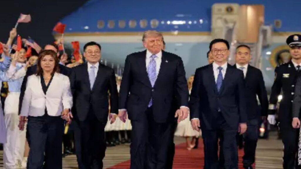 Trump vizitează China, țară pe care o invidiază fiindcă a reusit să facă un Mare Zid deși nici măcar nu se învecinează cu Mexicul