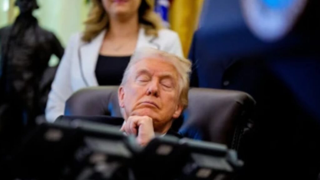 Donald Trump, filmat dormind 15 minute în Biroul Oval. Au fost cele mai liniștite 15 minute de pe Pământ din ultimii doi ani