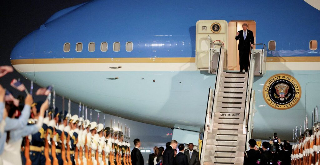 Fără „chinezării” în Air Force One. Staff-ul lui Donald Trump a aruncat toate cadourile primite de la chinezi înainte de îmbarcare