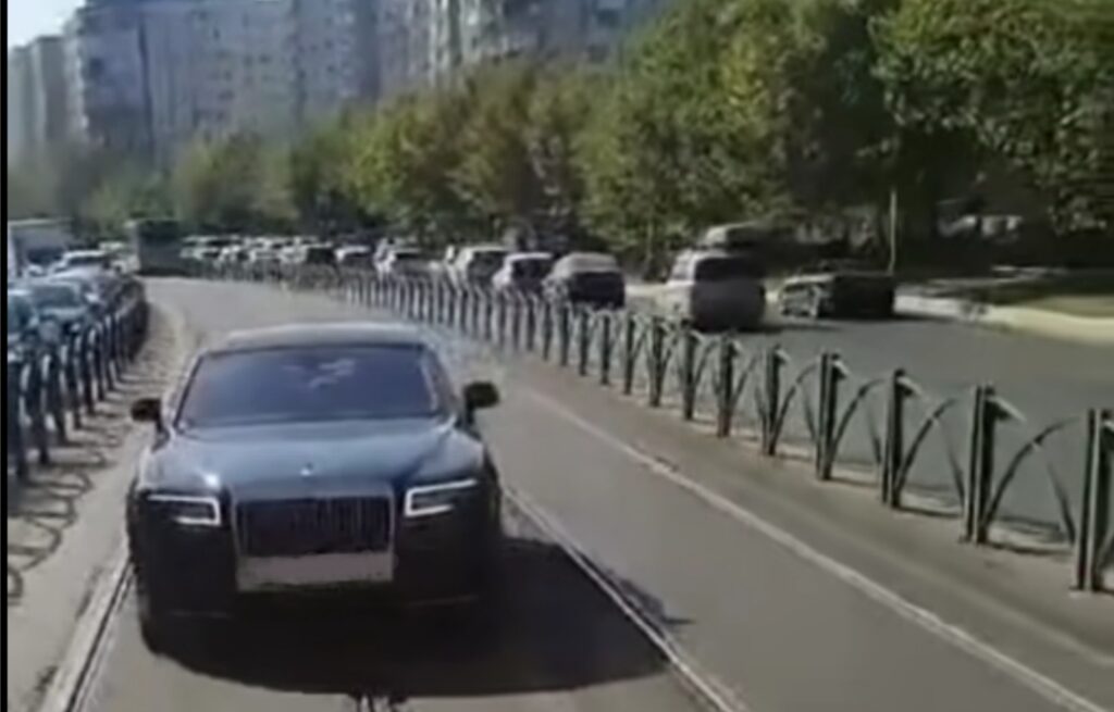 Gigi Becali merge cu mașina pe linia de tramvai, ceea ce e interzis dacă nu ai BMW