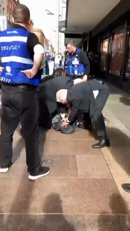 VIDEO / Congolez sufocat de agenții de pază care l-au pus la pământ