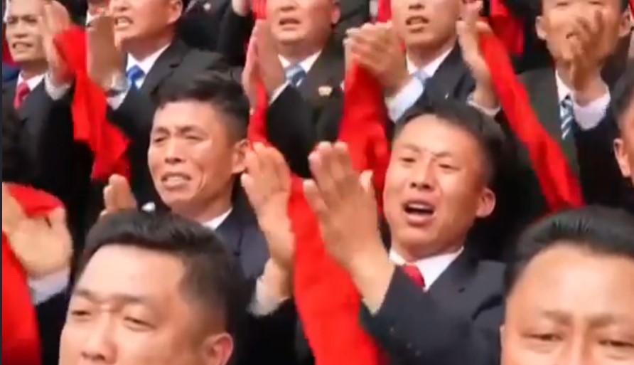 VIDEO / Mulțime în extaz în Coreea de Nord: dictatorul Kim Jong-Un s-a întâlnit cu tinerii partidului