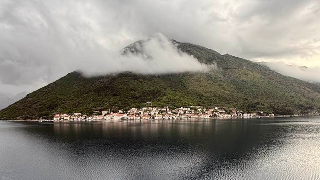 Expert britanic: Bulgaria, Muntenegru și Portugalia, în topul destinațiilor de călătorie. Golful macedonean Kotor, numit „bijuterie a Mediteranei”