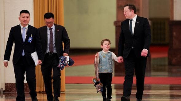 Musk și Nicușor, cu puștii la înaintare