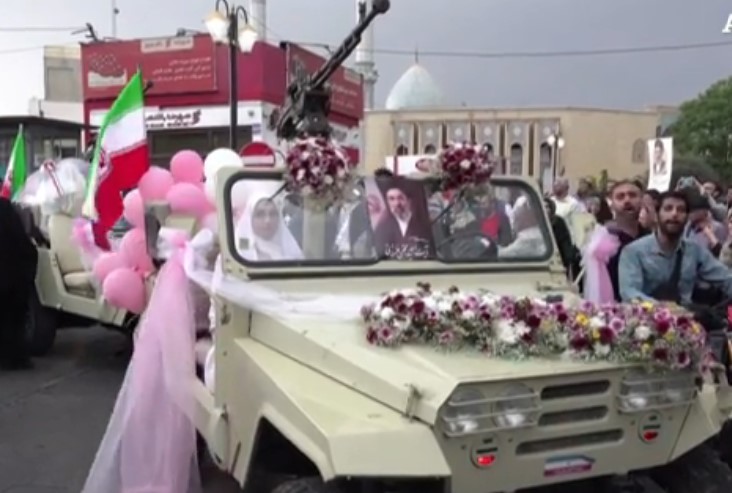 Nunți în masă la Teheran: tinerii căsătoriți, plimbați cu jeep-uri militare 