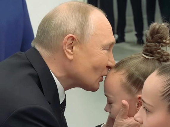 Putin, pe urmele lui Stalin: după ce a scăzut în sondaje, a începe să pupe copii