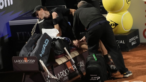 De ce beau jucătorii de tenis zeamă de murături în timpul meciurilor