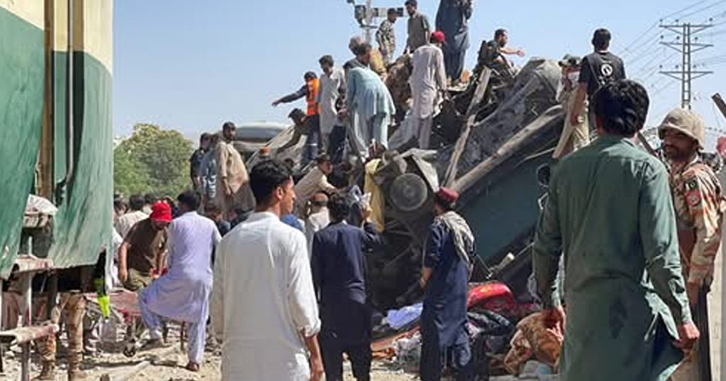 Cel puțin 47 de morți în explozia unui tren de pasageri în Pakistan! Atacul este revendicat de separatiști BLA