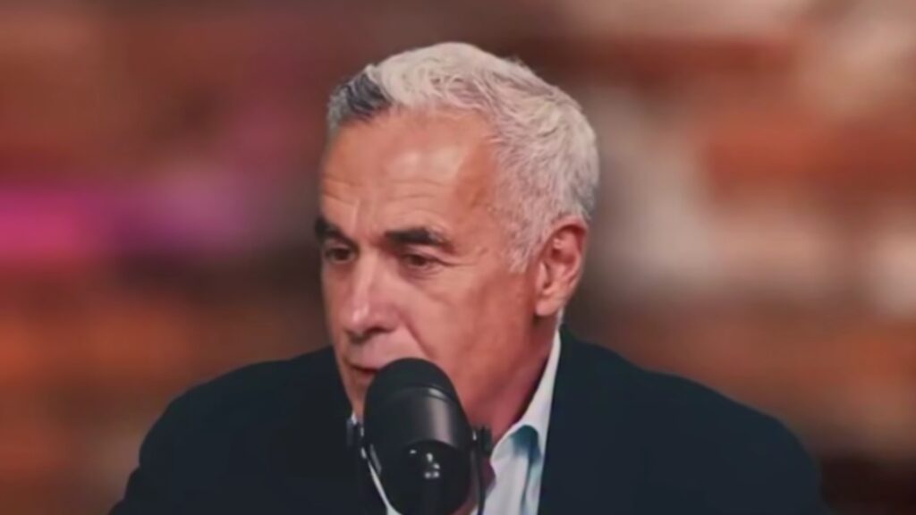 Călin Georgescu spune că România nu are nevoie de armată puternică, fiindcă e apărată de Dumnezeu. Probabil că nu are nevoie nici de job: o ajută tot Dumnezeu cu banii