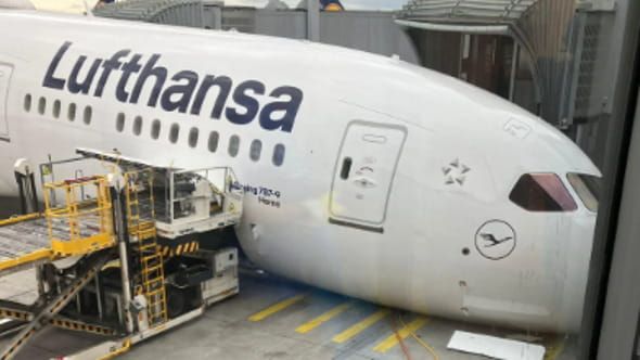 VIDEO / Panică pe aeroport: un Boeing al companiei Lufthansa a picat în bot