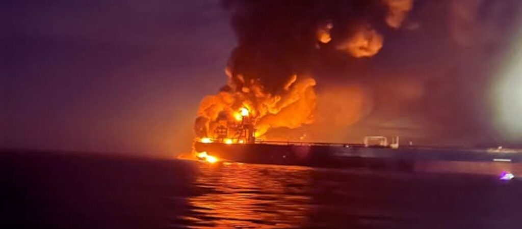 India a evacuat 24 de marinari de pe un petrolier în flăcări aflat în Marea Oman
