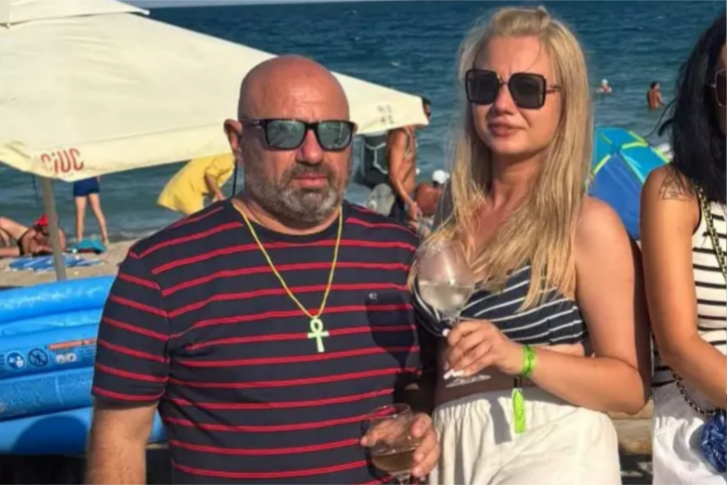 Cătălin Scărlătescu și-a tras iubita cu 26 de ani mai tânără. Și cu 15 centimetri mai înaltă, ca să aibă cine să îi schimbe becul ars de la bucătărie