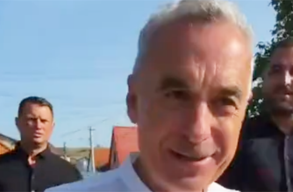 Călin Georgescu a fost păzit la Cisnădie de doar doi bodulyguarzi. Ceilalți 10 bodyguarzi s-au odihnit pentru vizitele mai periculoase la biserici și mănăstirip