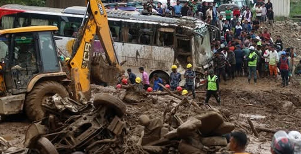 Inundațiile catastrofale din Nepal a făcut sute de morți și mii de dispăruți. Supraviețuitorii din zonele afectate și văd distrusă agoniseala de-o viața