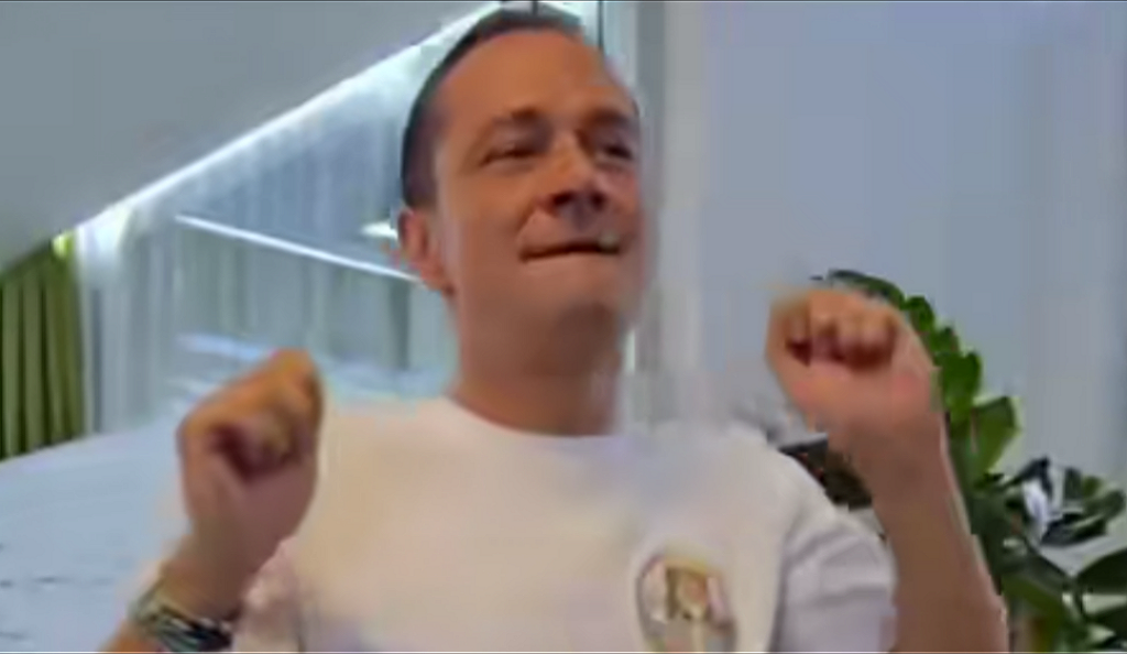 Daniel Băluță a zburat cu un jet privat, iar zborul ar fi costat cât salariul de primar pe un an. Dovada că, atunci când te chivernisești, îți ajunge salariul pentru orice