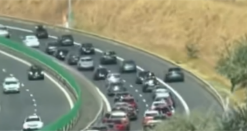 Prețul benzinei se îndreaptă spre pragul de 10 lei. Într-o coloană foarte mare de mașini conduse de români care se plâng că s-a scumpit benzina