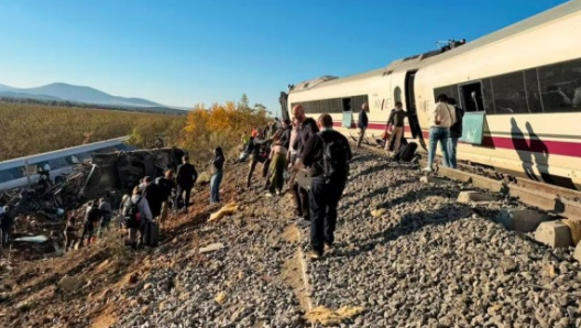 39 de morți după ce două trenuri de mare viteză s-au ciocnit în Spania 