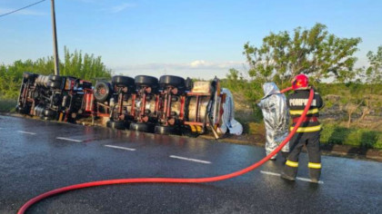 O cisternă cu etanol s-a răsturnat pe carosabil, în Vrancea! Șoferul a decedat